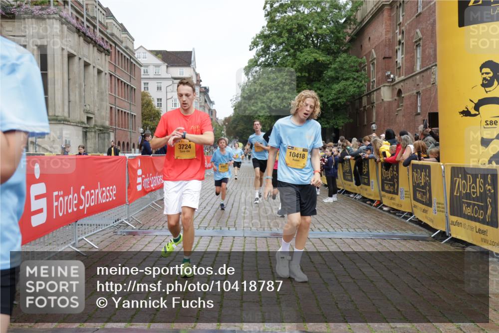 13.09.2026 - Kiel Lauf Yannick Fuchs http://msf.ph/oto/10418787 13.09.2026 09:40:19 Ziel 2284, 2546, 3724, 4987, 9734, 10413, 10418, 10825, 10971, 11410, 12715, 1120, 2123, 2510, 3416, 4090, 4605, 5081, 5946, 6209, 8620, 9367, 10031, 11034, 12715, 1081, 2695, 2847, 3552, 3694, 6563, 7131, 7239, 7730, 11750, 2510, 4090, 4605, 4862, 9367, 9782, 10303, 10769, 12172 meine-sportfotos.de