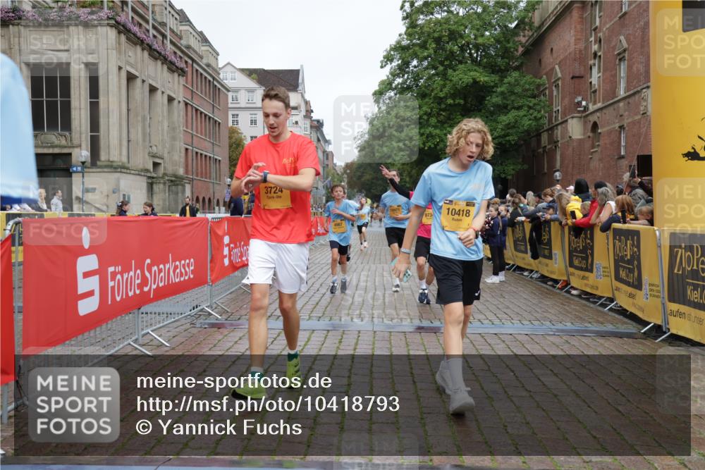 13.09.2026 - Kiel Lauf Yannick Fuchs http://msf.ph/oto/10418793 13.09.2026 09:40:19 Ziel 2284, 2546, 3724, 4987, 9734, 10413, 10418, 10825, 10971, 11410, 12715, 1120, 2123, 2510, 3416, 4090, 4605, 5081, 5946, 6209, 8620, 9367, 10031, 11034, 12715, 1081, 2695, 2847, 3552, 3694, 6563, 7131, 7239, 7730, 11750, 2510, 4090, 4605, 4862, 9367, 9782, 10303, 10769, 12172 meine-sportfotos.de