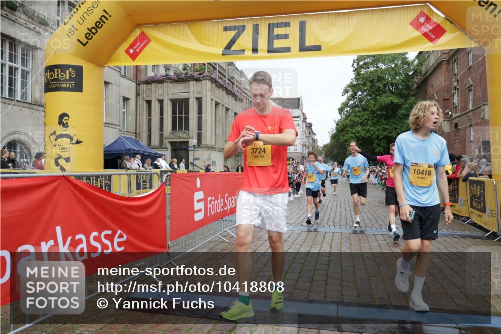 13.09.2026 - Kiel Lauf Yannick Fuchs http://msf.ph/oto/10418808 13.09.2026 09:40:20 Ziel 2284, 2546, 2695, 3724, 4987, 9734, 10413, 10418, 10825, 10971, 11410, 1120, 2123, 2510, 3416, 4090, 4605, 5081, 5946, 6209, 8620, 9367, 10031, 11034, 12715, 1081, 2847, 3552, 3694, 6563, 7131, 7239, 7730, 11750, 2510, 4090, 4605, 4862, 9367, 9782, 10303, 10769, 12172 meine-sportfotos.de