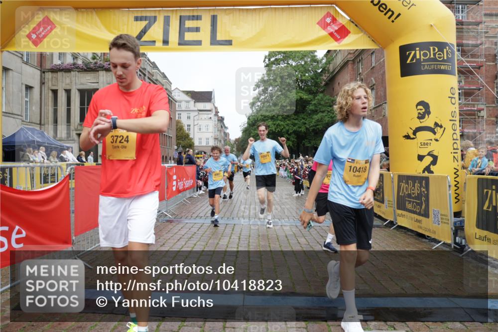 13.09.2026 - Kiel Lauf Yannick Fuchs http://msf.ph/oto/10418823 13.09.2026 09:40:20 Ziel 2284, 2546, 2695, 3724, 4987, 9734, 10413, 10418, 10825, 10971, 11410, 1120, 2123, 2510, 3416, 4090, 4605, 5081, 5946, 6209, 8620, 9367, 10031, 11034, 12715, 1081, 2847, 3552, 3694, 6563, 7131, 7239, 7730, 11750, 2510, 4090, 4605, 4862, 9367, 9782, 10303, 10769, 12172 meine-sportfotos.de