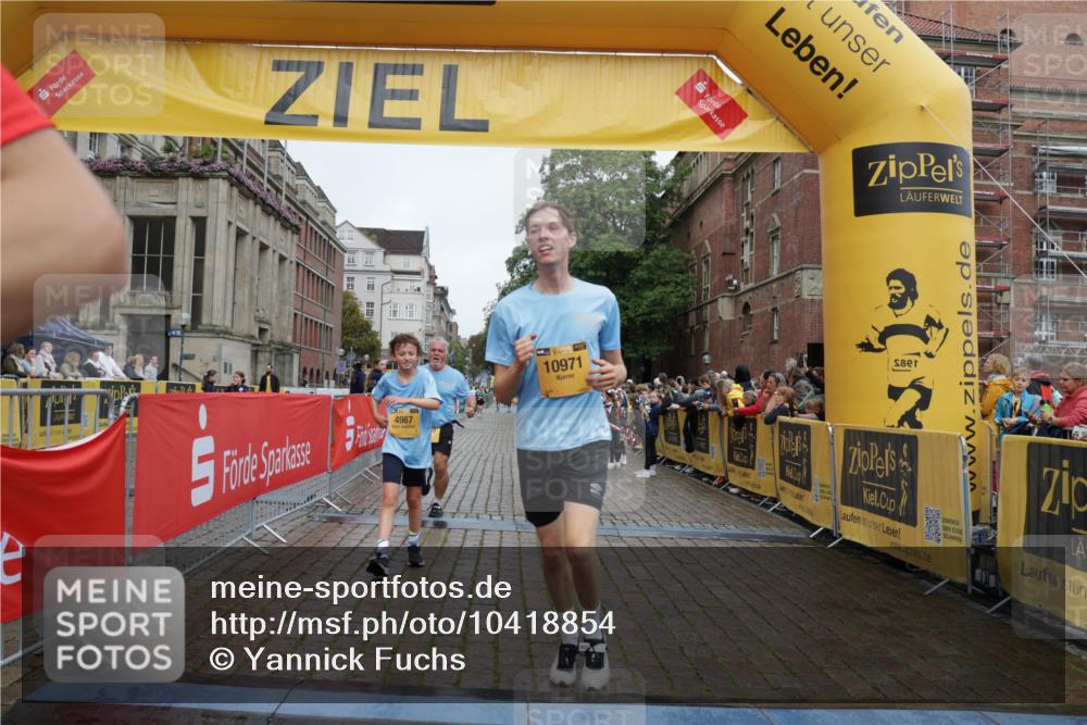 13.09.2026 - Kiel Lauf Yannick Fuchs http://msf.ph/oto/10418854 13.09.2026 09:40:21 Ziel 2284, 2546, 2695, 3694, 3724, 4987, 9734, 10413, 10418, 10825, 10971, 11410, 1120, 2123, 2510, 3416, 4605, 5081, 5946, 6209, 8620, 9367, 10031, 11034, 12715, 1081, 2847, 3552, 6563, 7131, 7239, 7730, 11750, 12225, 2510, 4090, 4605, 4862, 8620, 9367, 9782, 10769, 12172 meine-sportfotos.de