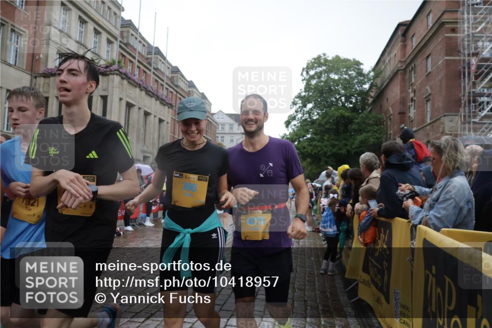 13.09.2026 - Kiel Lauf Yannick Fuchs http://msf.ph/oto/10418957 13.09.2026 10:51:10 Ziel 260, 386, 638, 1758, 2247, 2672, 2730, 3873, 4106, 4258, 4259, 4271, 4273, 4745, 5525, 5999, 6293, 6948, 7469, 8464, 9007, 9742, 10455, 11154, 11214, 11281, 11579, 11910, 12823, 395, 715, 1442, 1737, 1921, 2029, 2521, 2530, 2578, 2772, 3238, 3295, 4279, 4354, 4875, 5426, 5430, 5992, 6557, 7013, 7224, 7229, 7314, 8105, 8215, 8768, 8848, 9092, 9508, 9599, 9689, 9798, 10028, 10029, 10192, 10198, 10391, 10968, 11454, 11684, 11960, 12092, 12262, 238, 251, 1904, 5800 meine-sportfotos.de