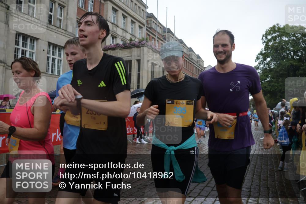 13.09.2026 - Kiel Lauf Yannick Fuchs http://msf.ph/oto/10418962 13.09.2026 10:51:10 Ziel 260, 386, 638, 1758, 2247, 2672, 2730, 3873, 4106, 4258, 4259, 4271, 4273, 4745, 5525, 5999, 6293, 6948, 7469, 8464, 9007, 9742, 10455, 11154, 11214, 11281, 11579, 11910, 12823, 395, 715, 1442, 1737, 1921, 2029, 2521, 2530, 2578, 2772, 3238, 3295, 4279, 4354, 4875, 5426, 5430, 5992, 6557, 7013, 7224, 7229, 7314, 8105, 8215, 8768, 8848, 9092, 9508, 9599, 9689, 9798, 10028, 10029, 10192, 10198, 10391, 10968, 11454, 11684, 11960, 12092, 12262, 238, 251, 1904, 5800 meine-sportfotos.de