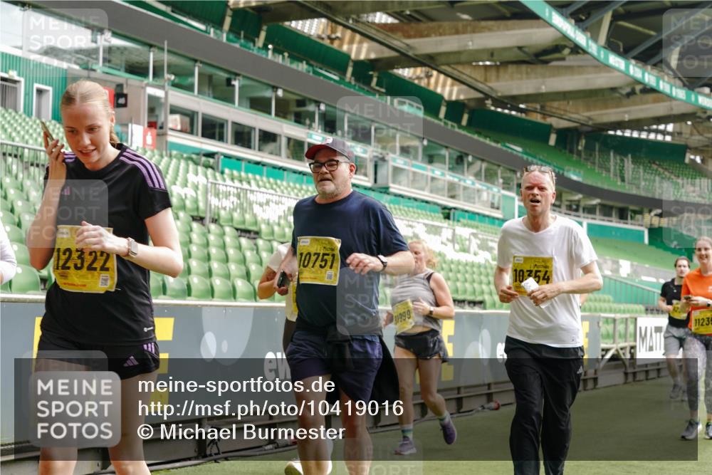 13.09.2026 - 21. swb-Marathon Bremen Michael Burmester http://msf.ph/oto/10419016 13.09.2026 10:43:25 Laufen im Stadion 10002, 10004, 10005, 10148, 10271, 10303, 10325, 10330, 10335, 10361, 10362, 10395, 10396, 10402, 10459, 10474, 10490, 10491, 10513, 10519, 10557, 10572, 10605, 10606, 10629, 10665, 10752, 10756, 10773, 10779, 10784, 10805, 10854, 10880, 10882, 10899, 10900, 10909, 10963, 10997, 11026, 11027, 11041, 11078, 11084, 11085, 11090, 11097, 11098, 11140, 11173, 11192, 11217, 11264, 11274, 11307, 11333, 11337, 11355, 11408, 11448, 11456, 11461, 11482 meine-sportfotos.de