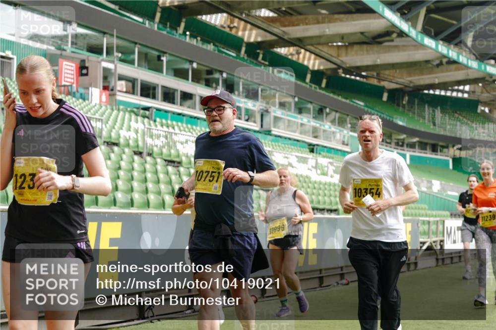 13.09.2026 - 21. swb-Marathon Bremen Michael Burmester http://msf.ph/oto/10419021 13.09.2026 10:43:25 Laufen im Stadion 10002, 10004, 10005, 10148, 10271, 10303, 10325, 10330, 10335, 10361, 10362, 10395, 10396, 10402, 10459, 10474, 10490, 10491, 10513, 10519, 10557, 10572, 10605, 10606, 10629, 10665, 10752, 10756, 10773, 10779, 10784, 10805, 10854, 10880, 10882, 10899, 10900, 10909, 10963, 10997, 11026, 11027, 11041, 11078, 11084, 11085, 11090, 11097, 11098, 11140, 11173, 11192, 11217, 11264, 11274, 11307, 11333, 11337, 11355, 11408, 11448, 11456, 11461, 11482 meine-sportfotos.de