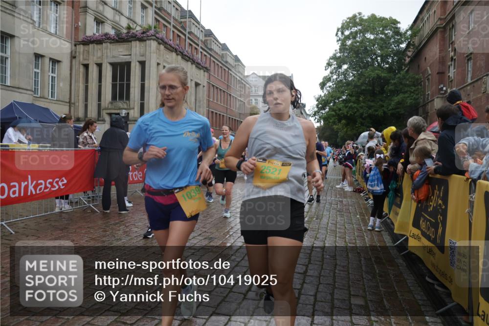 13.09.2026 - Kiel Lauf Yannick Fuchs http://msf.ph/oto/10419025 13.09.2026 10:51:14 Ziel 238, 251, 260, 386, 638, 680, 1758, 2247, 2672, 2730, 3873, 4258, 4259, 4271, 4745, 5525, 5999, 6293, 6865, 6948, 8464, 9007, 9742, 9834, 10455, 11154, 11214, 11281, 11579, 11910, 12237, 12644, 12823, 715, 1442, 2029, 2521, 2578, 2772, 3238, 3295, 4106, 4273, 4279, 4354, 4745, 5426, 5430, 5992, 6557, 7013, 7224, 7314, 7469, 8105, 8215, 8848, 9092, 9508, 9599, 9689, 9798, 10028, 10029, 10192, 10198, 10391, 10968, 11454, 11684, 11960, 12262, 1904, 5800 meine-sportfotos.de