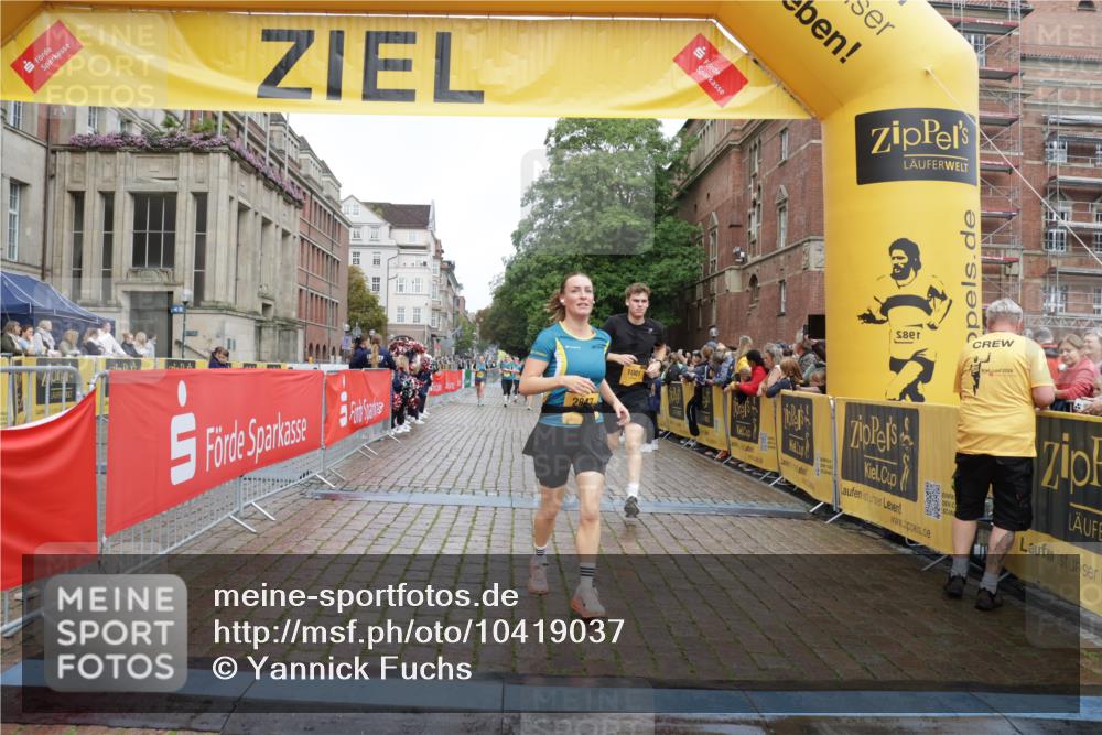 13.09.2026 - Kiel Lauf Yannick Fuchs http://msf.ph/oto/10419037 13.09.2026 09:40:33 Ziel 1081, 2695, 2847, 3694, 6563, 7131, 7239, 7730, 11750, 1120, 2284, 2546, 3416, 3724, 4987, 5081, 5946, 9734, 10413, 10418, 10825, 10971, 11410, 12715, 420, 1630, 3552, 6299, 8636, 9578, 10353, 11792, 12225, 2123, 6209, 10031, 11034 meine-sportfotos.de