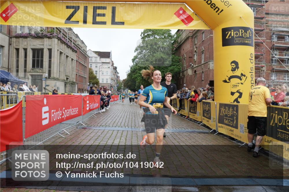 13.09.2026 - Kiel Lauf Yannick Fuchs http://msf.ph/oto/10419042 13.09.2026 09:40:33 Ziel 1081, 2695, 2847, 3694, 6563, 7131, 7239, 7730, 11750, 1120, 2284, 2546, 3416, 3724, 4987, 5081, 5946, 9734, 10413, 10418, 10825, 10971, 11410, 12715, 420, 1630, 3552, 6299, 8636, 9578, 10353, 11792, 12225, 2123, 6209, 10031, 11034 meine-sportfotos.de