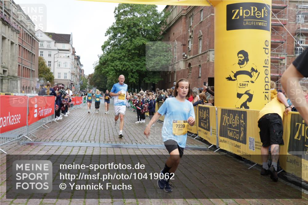 13.09.2026 - Kiel Lauf Yannick Fuchs http://msf.ph/oto/10419062 13.09.2026 09:40:35 Ziel 1081, 2695, 2847, 3552, 3694, 6563, 7131, 7239, 7730, 11750, 1120, 2284, 2546, 2695, 3416, 3724, 4987, 5081, 5946, 9734, 10413, 10418, 10825, 10971, 11410, 12715, 420, 1630, 5039, 6299, 8493, 8636, 9578, 9726, 10353, 11792, 12225, 2123, 3416, 5946, 6209, 10031, 11034 meine-sportfotos.de