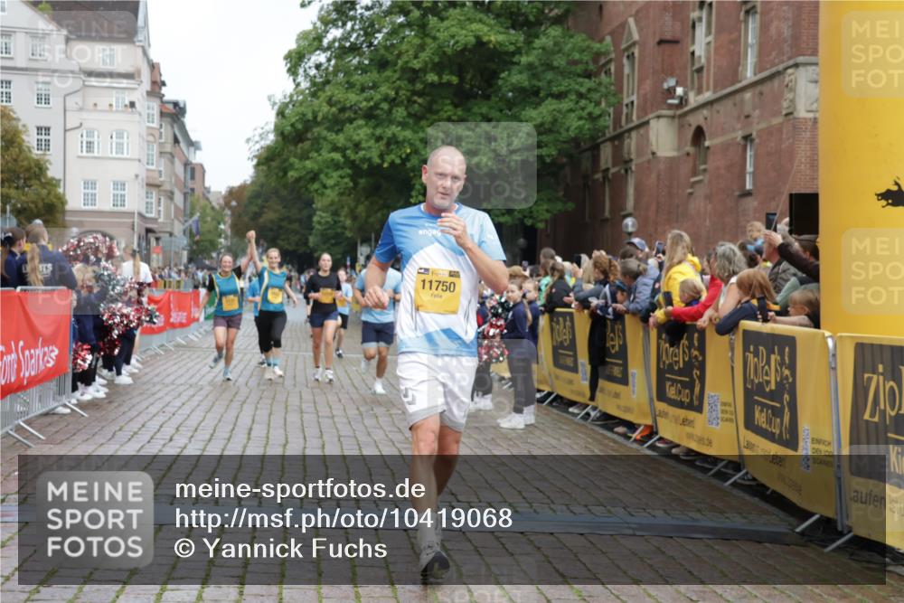 13.09.2026 - Kiel Lauf Yannick Fuchs http://msf.ph/oto/10419068 13.09.2026 09:40:36 Ziel 1081, 2847, 3552, 3694, 6563, 7131, 7239, 7730, 11750, 12225, 1120, 2284, 2546, 2695, 3416, 3694, 3724, 4987, 5081, 5946, 9734, 10413, 10418, 10825, 10971, 11410, 12715, 420, 1630, 5039, 6299, 8493, 8636, 9578, 9726, 10353, 11792, 2123, 3416, 5946, 6209 meine-sportfotos.de
