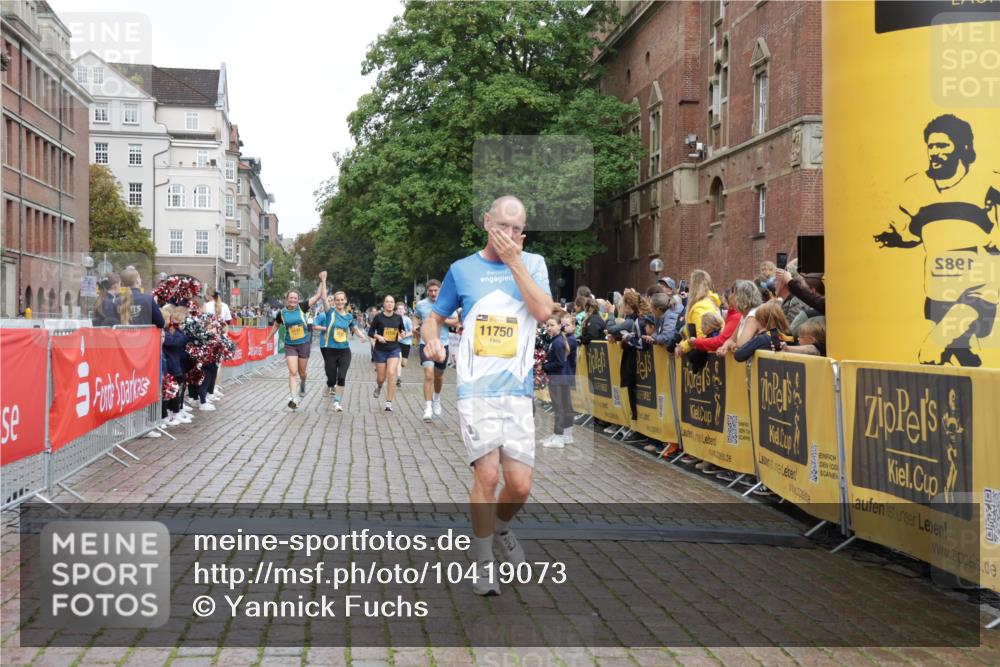 13.09.2026 - Kiel Lauf Yannick Fuchs http://msf.ph/oto/10419073 13.09.2026 09:40:36 Ziel 1081, 2847, 3552, 3694, 6563, 7131, 7239, 7730, 11750, 12225, 1120, 2284, 2546, 2695, 3416, 3694, 3724, 4987, 5081, 5946, 9734, 10413, 10418, 10825, 10971, 11410, 12715, 420, 1630, 5039, 6299, 8493, 8636, 9578, 9726, 10353, 11792, 2123, 3416, 5946, 6209 meine-sportfotos.de