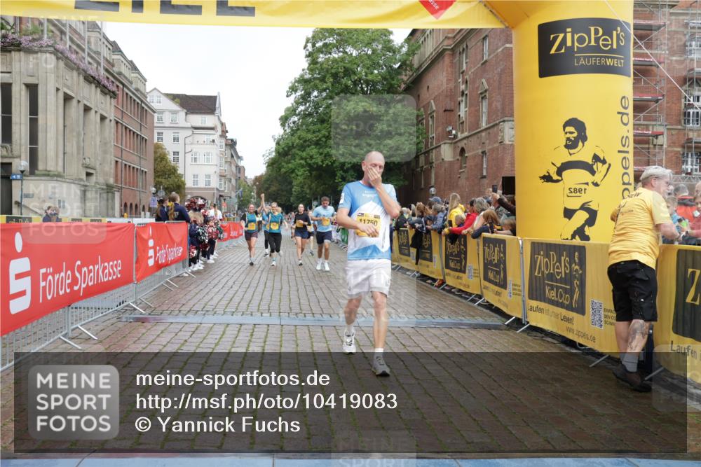 13.09.2026 - Kiel Lauf Yannick Fuchs http://msf.ph/oto/10419083 13.09.2026 09:40:36 Ziel 1081, 2847, 3552, 3694, 6563, 7131, 7239, 7730, 11750, 12225, 1120, 2284, 2546, 2695, 3416, 3694, 3724, 4987, 5081, 5946, 9734, 10413, 10418, 10825, 10971, 11410, 12715, 420, 1630, 5039, 6299, 8493, 8636, 9578, 9726, 10353, 11792, 2123, 3416, 5946, 6209 meine-sportfotos.de
