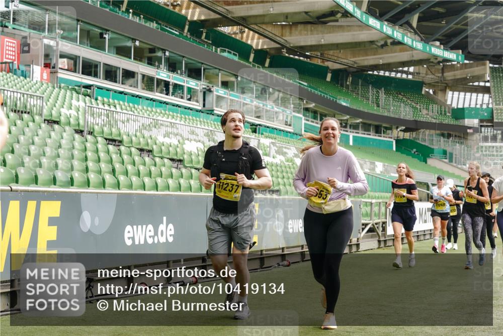13.09.2026 - 21. swb-Marathon Bremen Michael Burmester http://msf.ph/oto/10419134 13.09.2026 10:43:29 Laufen im Stadion 10002, 10004, 10005, 10148, 10271, 10295, 10303, 10325, 10330, 10335, 10361, 10362, 10395, 10396, 10402, 10459, 10474, 10490, 10491, 10513, 10557, 10572, 10605, 10606, 10629, 10665, 10752, 10756, 10773, 10779, 10784, 10805, 10854, 10880, 10882, 10899, 10900, 10997, 10999, 11026, 11027, 11041, 11078, 11084, 11085, 11090, 11097, 11098, 11140, 11173, 11192, 11217, 11233, 11264, 11274, 11307, 11333, 11337, 11355, 11408, 11448, 11456, 11461, 11482 meine-sportfotos.de