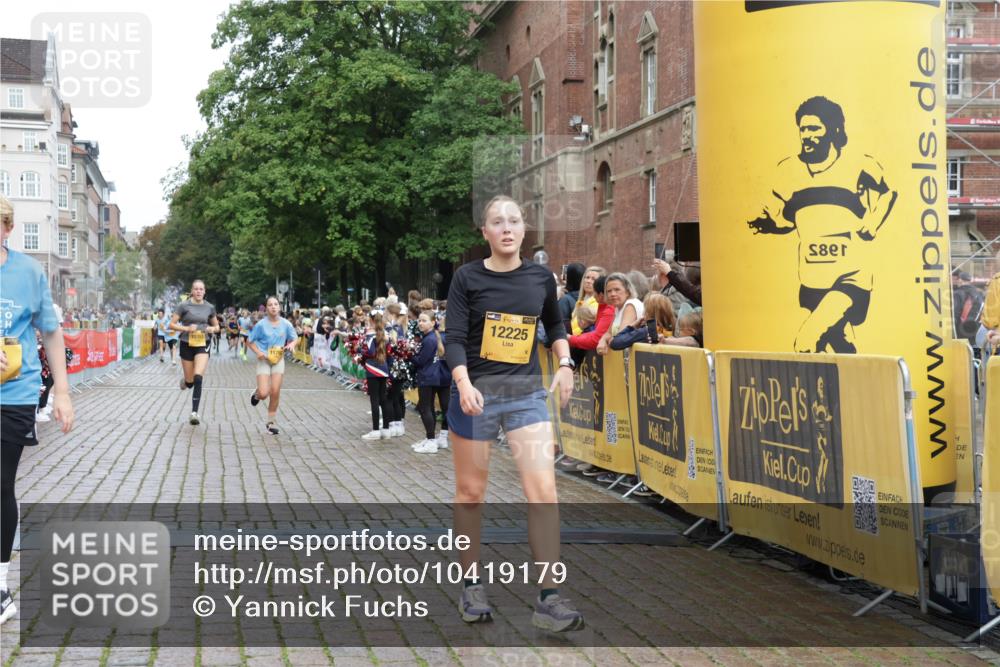 13.09.2026 - Kiel Lauf Yannick Fuchs http://msf.ph/oto/10419179 13.09.2026 09:40:42 Ziel 420, 3552, 6563, 7131, 7239, 7730, 10353, 11750, 11792, 12225, 1081, 2284, 2546, 2695, 2847, 3694, 3724, 4987, 5081, 7239, 9734, 10413, 10418, 10825, 10971, 11410, 12715, 1630, 1787, 5039, 6299, 8389, 8493, 8636, 9578, 9726, 10202, 1120, 3416, 5081, 5946, 12715 meine-sportfotos.de