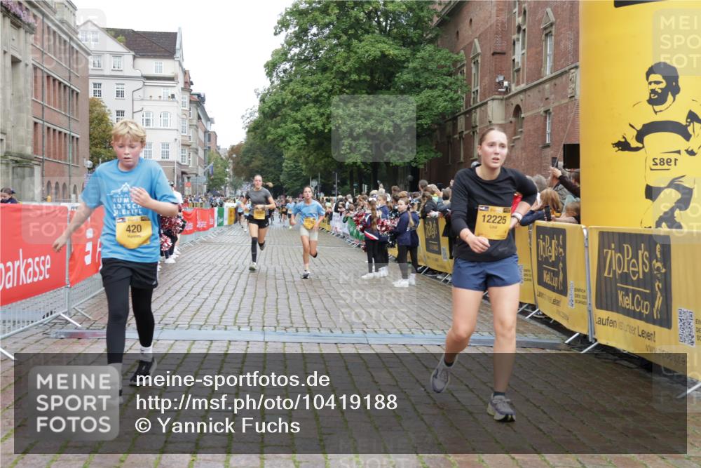 13.09.2026 - Kiel Lauf Yannick Fuchs http://msf.ph/oto/10419188 13.09.2026 09:40:43 Ziel 420, 3552, 6563, 7131, 7730, 10353, 11750, 11792, 12225, 1081, 2284, 2546, 2695, 2847, 3694, 3724, 4987, 5081, 7239, 9734, 10413, 10418, 10825, 10971, 11410, 12715, 1630, 1787, 3883, 5039, 6299, 8389, 8493, 8636, 9578, 9726, 10202, 1120, 3416, 5081, 5946, 12715 meine-sportfotos.de