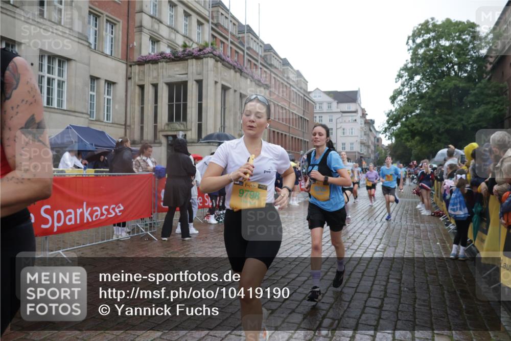 13.09.2026 - Kiel Lauf Yannick Fuchs http://msf.ph/oto/10419190 13.09.2026 10:51:24 Ziel 238, 240, 251, 260, 680, 901, 2035, 2672, 2803, 3029, 3751, 3879, 4040, 4205, 4619, 5525, 5735, 6663, 6865, 6948, 7043, 7914, 9030, 9699, 9742, 9834, 9951, 10459, 10474, 10617, 11171, 12019, 12237, 12300, 12644, 386, 638, 1442, 1758, 2247, 2672, 2730, 2772, 3873, 4106, 4258, 4259, 4271, 4273, 4354, 4745, 5525, 5992, 5999, 6293, 6557, 6948, 7013, 7314, 7469, 8215, 8464, 9007, 9092, 9508, 9689, 9798, 11454, 101, 201, 310, 1754, 2393, 2468, 3013, 4084, 5174, 7141, 715 meine-sportfotos.de