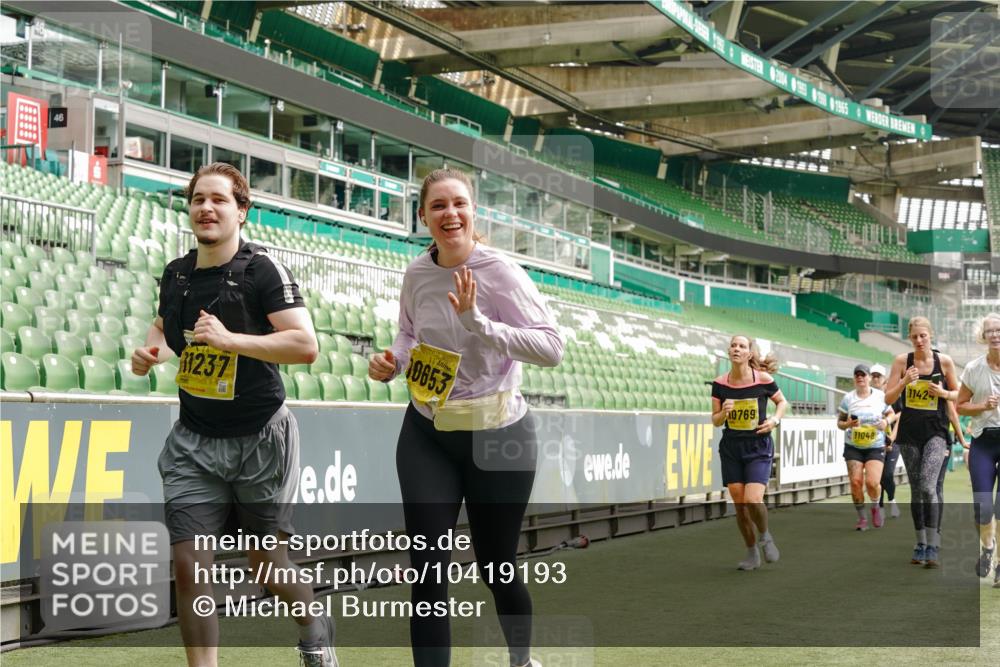13.09.2026 - 21. swb-Marathon Bremen Michael Burmester http://msf.ph/oto/10419193 13.09.2026 10:43:30 Laufen im Stadion 10002, 10004, 10005, 10148, 10271, 10295, 10303, 10325, 10330, 10335, 10361, 10362, 10395, 10396, 10402, 10459, 10474, 10490, 10491, 10513, 10557, 10572, 10605, 10606, 10629, 10665, 10752, 10756, 10773, 10779, 10784, 10805, 10854, 10880, 10882, 10899, 10900, 10997, 10999, 11026, 11027, 11041, 11078, 11084, 11085, 11090, 11097, 11098, 11140, 11173, 11192, 11217, 11233, 11264, 11274, 11307, 11333, 11337, 11355, 11408, 11448, 11456, 11461, 11482 meine-sportfotos.de
