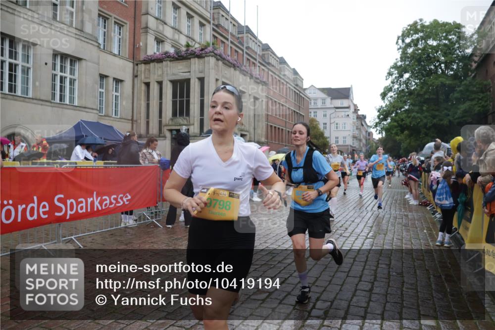 13.09.2026 - Kiel Lauf Yannick Fuchs http://msf.ph/oto/10419194 13.09.2026 10:51:24 Ziel 238, 240, 251, 260, 680, 901, 2035, 2672, 2803, 3029, 3751, 3879, 4040, 4205, 4619, 5525, 5735, 6663, 6865, 6948, 7043, 7914, 9030, 9699, 9742, 9834, 9951, 10459, 10474, 10617, 11171, 12019, 12237, 12300, 12644, 386, 638, 1442, 1758, 2247, 2672, 2730, 2772, 3873, 4106, 4258, 4259, 4271, 4273, 4354, 4745, 5525, 5992, 5999, 6293, 6557, 6948, 7013, 7314, 7469, 8215, 8464, 9007, 9092, 9508, 9689, 9798, 11454, 101, 201, 310, 1754, 2393, 2468, 3013, 4084, 5174, 7141, 715 meine-sportfotos.de