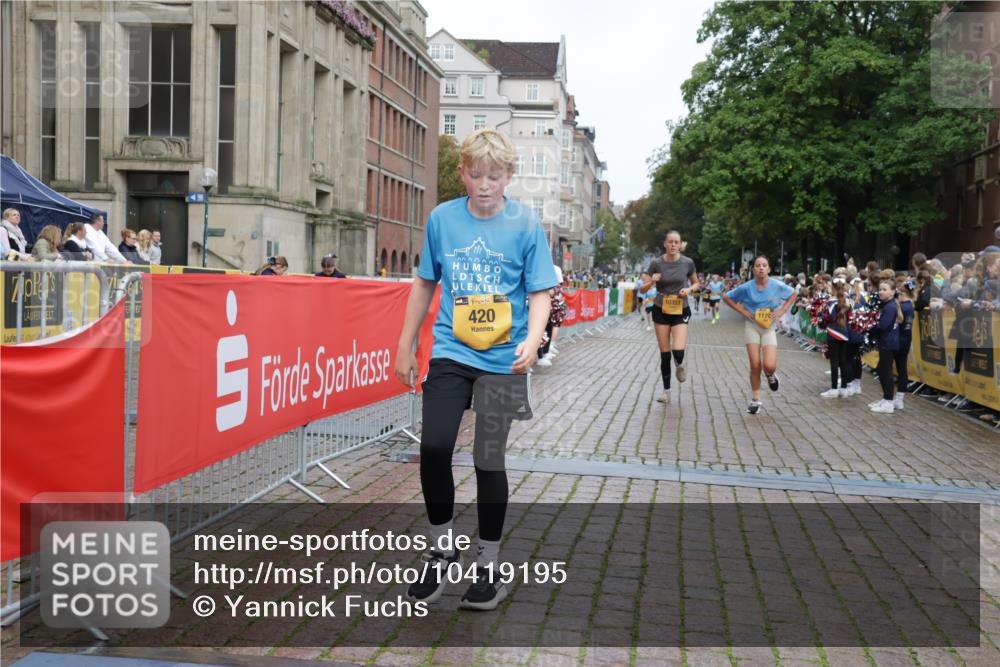 13.09.2026 - Kiel Lauf Yannick Fuchs http://msf.ph/oto/10419195 13.09.2026 09:40:43 Ziel 420, 3552, 6563, 7131, 7730, 10353, 11750, 11792, 12225, 1081, 2284, 2546, 2695, 2847, 3694, 3724, 4987, 5081, 7239, 9734, 10413, 10418, 10825, 10971, 11410, 12715, 1630, 1787, 3883, 5039, 6299, 8389, 8493, 8636, 9578, 9726, 10202, 1120, 3416, 5081, 5946, 12715 meine-sportfotos.de