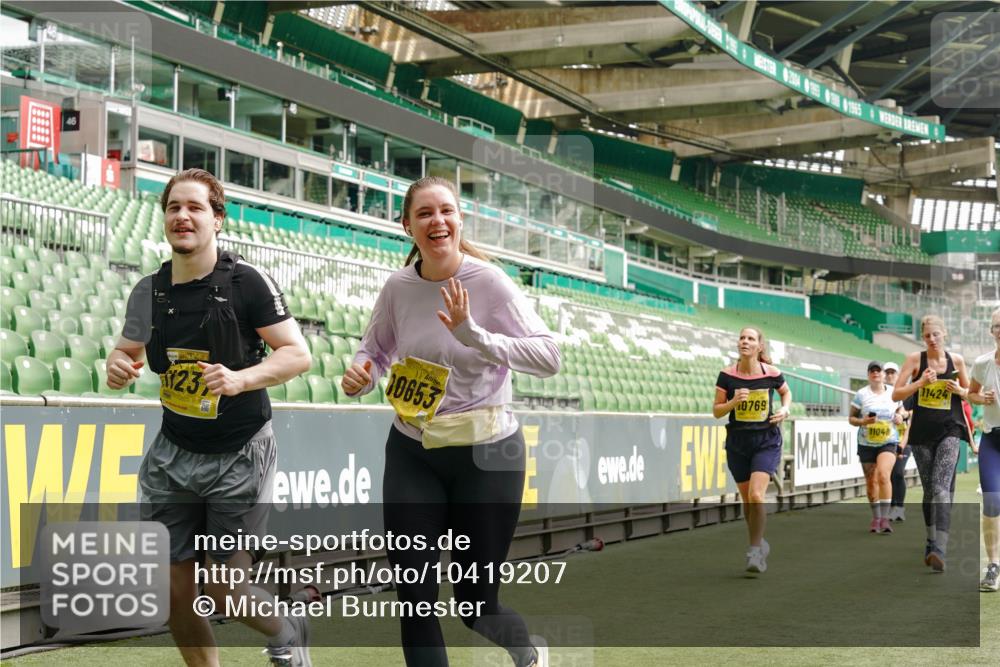 13.09.2026 - 21. swb-Marathon Bremen Michael Burmester http://msf.ph/oto/10419207 13.09.2026 10:43:30 Laufen im Stadion 10002, 10004, 10005, 10148, 10271, 10295, 10303, 10325, 10330, 10335, 10361, 10362, 10395, 10396, 10402, 10459, 10474, 10490, 10491, 10513, 10557, 10572, 10605, 10606, 10629, 10665, 10752, 10756, 10773, 10779, 10784, 10805, 10854, 10880, 10882, 10899, 10900, 10997, 10999, 11026, 11027, 11041, 11078, 11084, 11085, 11090, 11097, 11098, 11140, 11173, 11192, 11217, 11233, 11264, 11274, 11307, 11333, 11337, 11355, 11408, 11448, 11456, 11461, 11482 meine-sportfotos.de