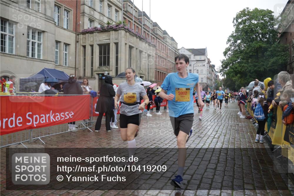 13.09.2026 - Kiel Lauf Yannick Fuchs http://msf.ph/oto/10419209 13.09.2026 10:51:25 Ziel 238, 240, 251, 260, 680, 901, 2035, 2803, 3029, 3751, 3879, 4040, 4205, 4619, 5735, 6663, 6865, 7043, 7914, 8373, 9030, 9699, 9742, 9834, 9951, 9970, 10459, 10474, 10617, 11171, 12019, 12237, 12300, 12420, 12644, 260, 386, 638, 1442, 1758, 2247, 2672, 2730, 2772, 3873, 4106, 4258, 4259, 4271, 4273, 4354, 4745, 5525, 5992, 5999, 6293, 6557, 6948, 7013, 7469, 8215, 8464, 9007, 9092, 9689, 11454, 101, 201, 310, 1754, 2393, 2468, 3013, 4084, 5174, 7141, 715 meine-sportfotos.de