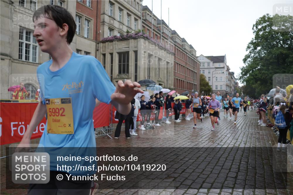 13.09.2026 - Kiel Lauf Yannick Fuchs http://msf.ph/oto/10419220 13.09.2026 10:51:26 Ziel 238, 240, 251, 680, 901, 1804, 2035, 2803, 3029, 3751, 3879, 4040, 4205, 4619, 4939, 5735, 6663, 6865, 7043, 7914, 8373, 9030, 9699, 9834, 9951, 9970, 10459, 10474, 10617, 11171, 12019, 12237, 12300, 12420, 12644, 251, 260, 386, 638, 1442, 1758, 2247, 2672, 2730, 2772, 3873, 4106, 4258, 4259, 4271, 4273, 4354, 4745, 5525, 5992, 5999, 6293, 6557, 6948, 7013, 7469, 8464, 9007, 9092, 9689, 11454, 101, 201, 310, 1754, 2393, 2468, 3013, 4084, 5174, 7141, 715 meine-sportfotos.de