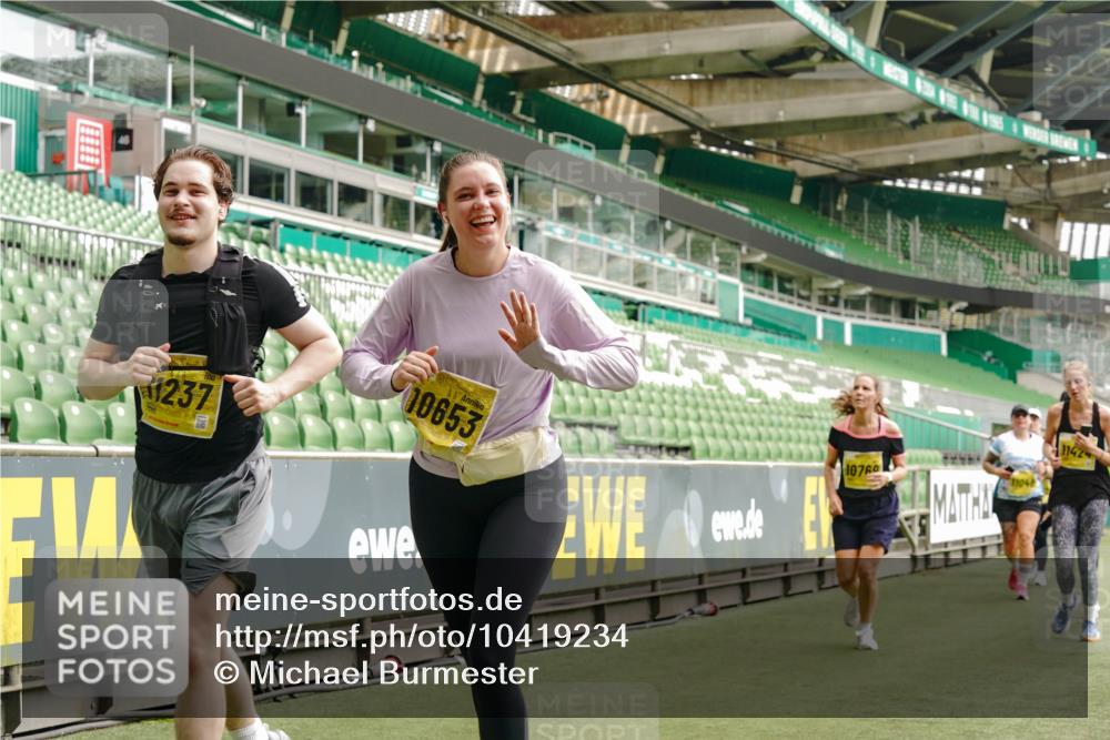 13.09.2026 - 21. swb-Marathon Bremen Michael Burmester http://msf.ph/oto/10419234 13.09.2026 10:43:31 Laufen im Stadion 10002, 10004, 10005, 10148, 10271, 10295, 10303, 10325, 10330, 10335, 10361, 10362, 10395, 10396, 10402, 10459, 10474, 10490, 10491, 10513, 10557, 10572, 10605, 10606, 10629, 10665, 10752, 10756, 10773, 10779, 10784, 10805, 10854, 10880, 10882, 10899, 10900, 10997, 10999, 11026, 11027, 11041, 11078, 11084, 11085, 11090, 11097, 11098, 11140, 11173, 11192, 11217, 11233, 11264, 11274, 11307, 11333, 11337, 11355, 11408, 11448, 11456, 11461, 11482 meine-sportfotos.de