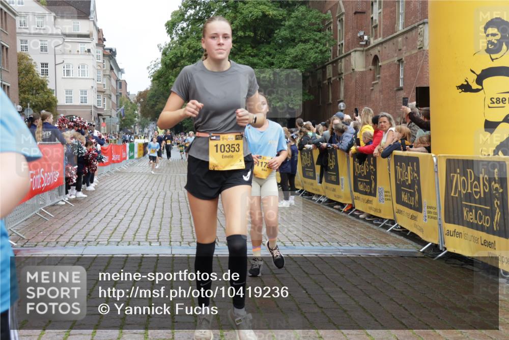 13.09.2026 - Kiel Lauf Yannick Fuchs http://msf.ph/oto/10419236 13.09.2026 09:40:46 Ziel 420, 1630, 3552, 6563, 7131, 7730, 9578, 10353, 11792, 12225, 1081, 2284, 2546, 2695, 2847, 3694, 3724, 4987, 7239, 9734, 10413, 10418, 10825, 10971, 11410, 11750, 1787, 3883, 4137, 5039, 6299, 8389, 8493, 8636, 9726, 10202, 1120, 2546, 5081, 10413, 10825, 11410, 12715 meine-sportfotos.de