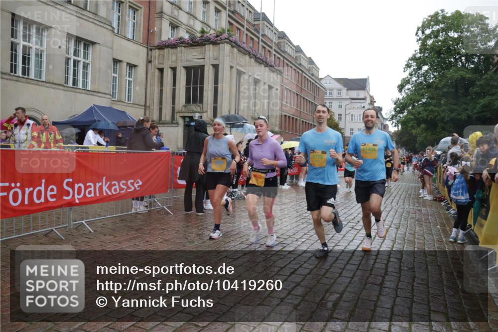 13.09.2026 - Kiel Lauf Yannick Fuchs http://msf.ph/oto/10419260 13.09.2026 10:51:28 Ziel 240, 901, 1804, 2035, 2519, 2690, 2803, 3029, 3751, 3879, 4040, 4205, 4619, 4646, 4939, 5735, 6663, 6865, 6928, 7043, 7914, 8373, 9030, 9699, 9951, 9970, 10384, 10459, 10474, 10617, 11171, 12019, 12300, 12420, 12644, 238, 251, 260, 386, 638, 680, 1442, 1758, 2247, 2672, 2730, 2772, 3873, 4106, 4258, 4259, 4271, 4273, 4354, 4745, 5525, 5999, 6293, 6557, 6948, 7013, 7469, 8464, 9007, 9092, 9689, 11454, 101, 201, 310, 1754, 2393, 2468, 3013, 4084, 5174, 7141, 715 meine-sportfotos.de