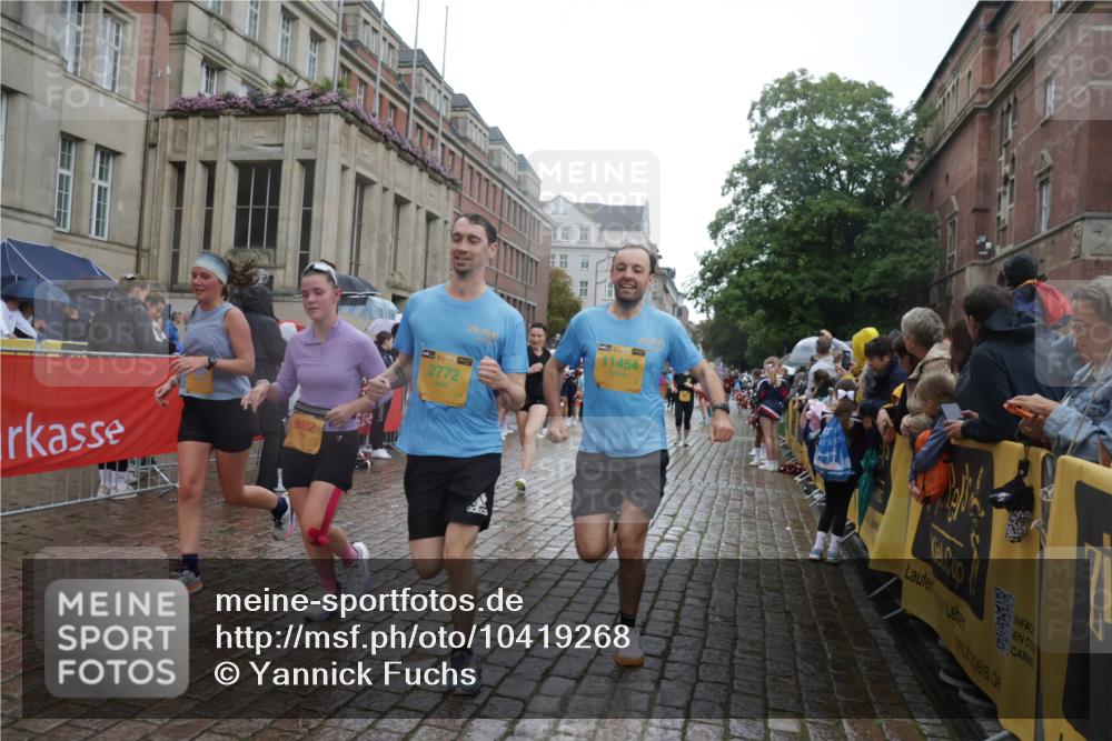 13.09.2026 - Kiel Lauf Yannick Fuchs http://msf.ph/oto/10419268 13.09.2026 10:51:28 Ziel 240, 901, 1804, 2035, 2519, 2690, 2803, 3029, 3751, 3879, 4040, 4205, 4619, 4646, 4939, 5735, 6663, 6865, 6928, 7043, 7914, 8373, 9030, 9699, 9951, 9970, 10384, 10459, 10474, 10617, 11171, 12019, 12300, 12420, 12644, 238, 251, 260, 386, 638, 680, 1442, 1758, 2247, 2672, 2730, 2772, 3873, 4106, 4258, 4259, 4271, 4273, 4354, 4745, 5525, 5999, 6293, 6557, 6948, 7013, 7469, 8464, 9007, 9092, 9689, 11454, 101, 201, 310, 1754, 2393, 2468, 3013, 4084, 5174, 7141, 715 meine-sportfotos.de