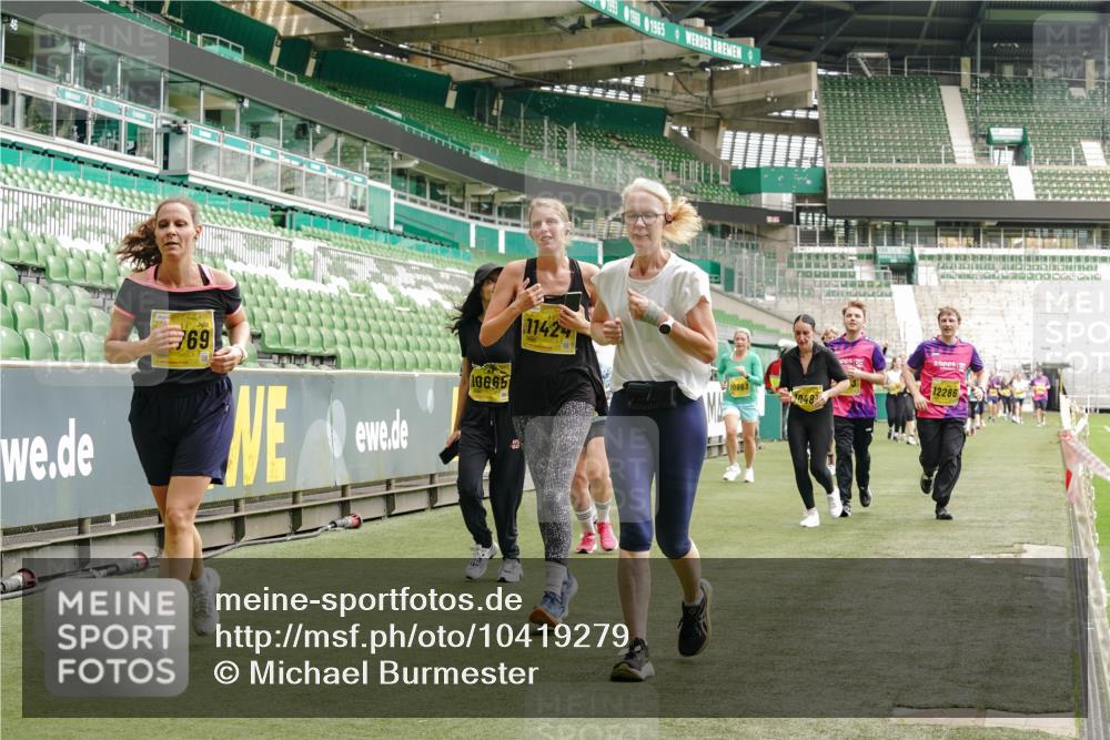 13.09.2026 - 21. swb-Marathon Bremen Michael Burmester http://msf.ph/oto/10419279 13.09.2026 10:43:33 Laufen im Stadion 10002, 10004, 10005, 10148, 10271, 10295, 10303, 10325, 10330, 10335, 10361, 10362, 10395, 10396, 10402, 10459, 10474, 10490, 10491, 10513, 10557, 10572, 10605, 10606, 10629, 10665, 10752, 10756, 10773, 10779, 10784, 10805, 10854, 10880, 10882, 10899, 10900, 10997, 10999, 11026, 11027, 11041, 11078, 11084, 11085, 11090, 11097, 11098, 11140, 11173, 11192, 11217, 11233, 11264, 11274, 11307, 11333, 11337, 11355, 11408, 11448, 11456, 11461, 11482 meine-sportfotos.de