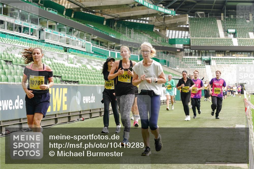 13.09.2026 - 21. swb-Marathon Bremen Michael Burmester http://msf.ph/oto/10419289 13.09.2026 10:43:33 Laufen im Stadion 10002, 10004, 10005, 10148, 10271, 10295, 10303, 10325, 10330, 10335, 10361, 10362, 10395, 10396, 10402, 10459, 10474, 10490, 10491, 10513, 10557, 10572, 10605, 10606, 10629, 10665, 10752, 10756, 10773, 10779, 10784, 10805, 10854, 10880, 10882, 10899, 10900, 10997, 10999, 11026, 11027, 11041, 11078, 11084, 11085, 11090, 11097, 11098, 11140, 11173, 11192, 11217, 11233, 11264, 11274, 11307, 11333, 11337, 11355, 11408, 11448, 11456, 11461, 11482 meine-sportfotos.de
