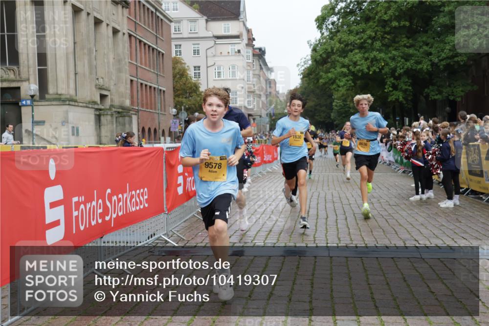 13.09.2026 - Kiel Lauf Yannick Fuchs http://msf.ph/oto/10419307 13.09.2026 09:40:52 Ziel 420, 1630, 1787, 5039, 6299, 8493, 8636, 9578, 9726, 10353, 11792, 420, 1081, 2284, 2695, 2847, 3552, 3694, 3724, 4987, 6563, 7131, 7239, 7730, 9734, 10418, 10971, 11750, 12225, 1593, 3883, 4137, 8389, 9608, 10202, 10974, 2546, 3724, 4987, 9734, 10413, 10418, 10825, 10971, 11410 meine-sportfotos.de