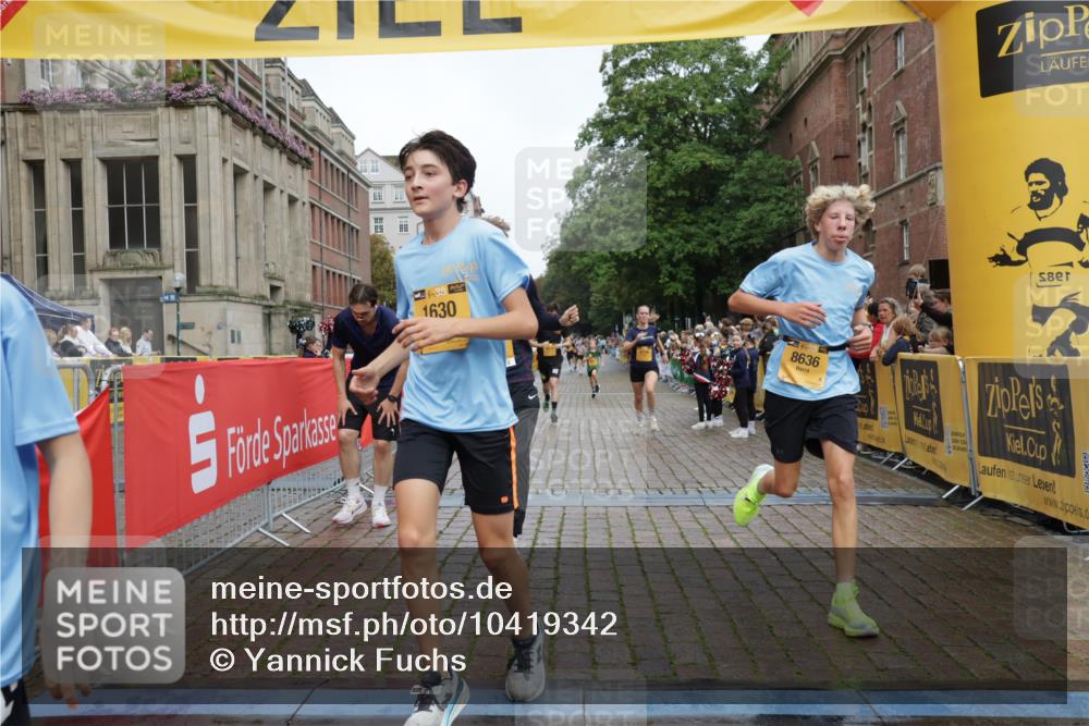 13.09.2026 - Kiel Lauf Yannick Fuchs http://msf.ph/oto/10419342 13.09.2026 09:40:54 Ziel 1630, 1787, 5039, 6299, 8493, 8636, 9578, 9726, 11792, 420, 1081, 2284, 2695, 2847, 3552, 3694, 4987, 6563, 7131, 7239, 7730, 10353, 10971, 11750, 12225, 1593, 3883, 4137, 8389, 9608, 10202, 10299, 10974, 2284, 2546, 3724, 4987, 9734, 10413, 10418, 10825, 10971, 11410 meine-sportfotos.de