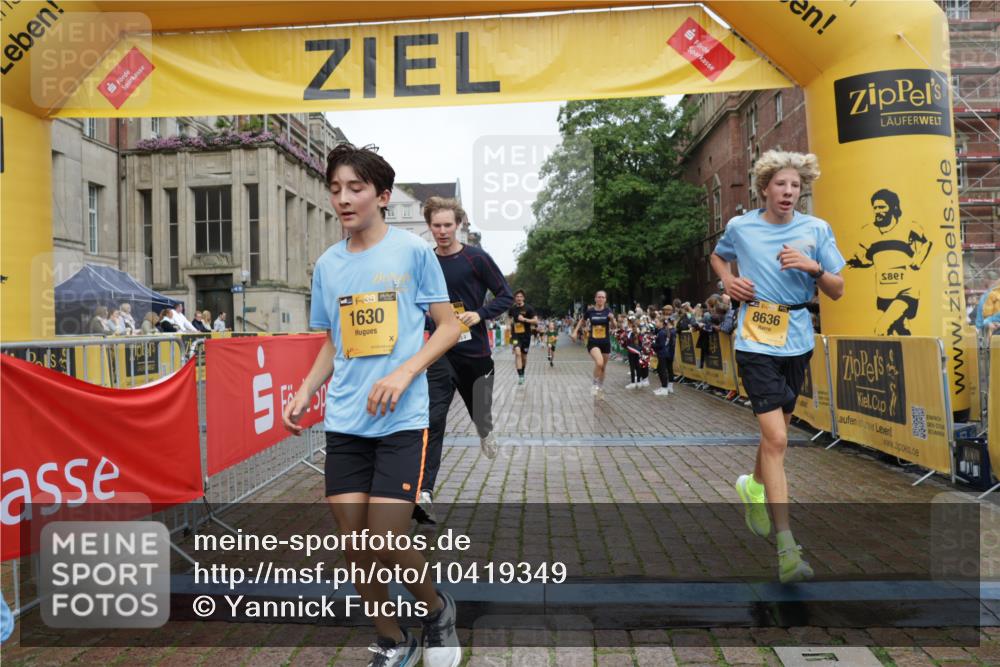13.09.2026 - Kiel Lauf Yannick Fuchs http://msf.ph/oto/10419349 13.09.2026 09:40:55 Ziel 1630, 1787, 5039, 6299, 8389, 8493, 8636, 9578, 9726, 10202, 11792, 420, 1081, 2284, 2695, 2847, 3552, 3694, 4987, 6563, 7131, 7239, 7730, 10353, 11750, 11792, 12225, 1593, 1966, 3883, 4137, 9608, 10299, 10974, 2284, 3724, 4987, 9734, 10413, 10418, 10825, 10971, 11410 meine-sportfotos.de
