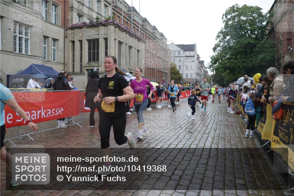 13.09.2026 - Kiel Lauf Yannick Fuchs http://msf.ph/oto/10419368 13.09.2026 10:51:32 Ziel 101, 240, 1804, 1890, 2035, 2393, 2519, 2690, 2803, 3029, 3440, 3751, 3879, 4040, 4613, 4619, 4646, 4939, 5441, 5735, 6177, 6663, 6928, 7043, 7141, 7914, 8373, 9030, 9699, 9951, 9970, 10384, 10440, 10459, 10474, 11079, 12300, 12420, 238, 251, 260, 386, 638, 680, 901, 1442, 1758, 2247, 2672, 2730, 3873, 4106, 4205, 4258, 4259, 4271, 4273, 4745, 5525, 5999, 6293, 6557, 6663, 6865, 6948, 7013, 7469, 8464, 9007, 201, 310, 1754, 2468, 3013, 4084, 5174 meine-sportfotos.de