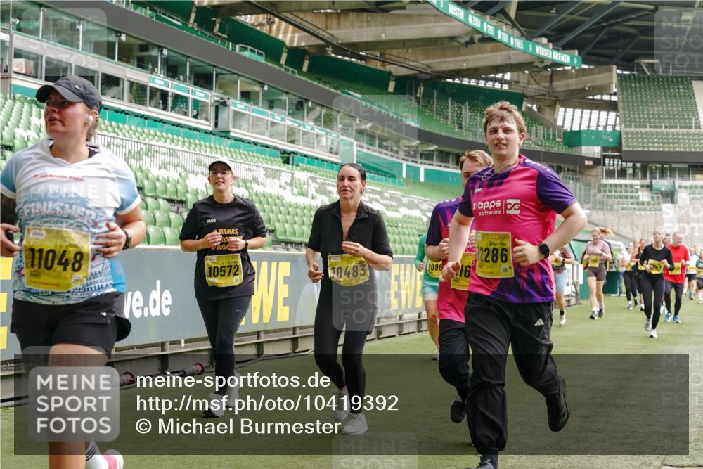 13.09.2026 - 21. swb-Marathon Bremen Michael Burmester http://msf.ph/oto/10419392 13.09.2026 10:43:37 Laufen im Stadion 10002, 10004, 10005, 10148, 10176, 10271, 10295, 10303, 10325, 10330, 10335, 10361, 10362, 10395, 10396, 10402, 10459, 10474, 10490, 10491, 10513, 10557, 10572, 10605, 10606, 10629, 10665, 10752, 10756, 10773, 10779, 10784, 10805, 10854, 10880, 10882, 10899, 10900, 10997, 10999, 11026, 11027, 11041, 11078, 11084, 11085, 11090, 11097, 11098, 11140, 11173, 11192, 11217, 11233, 11264, 11274, 11307, 11333, 11337, 11355, 11385, 11408, 11448, 11456, 11461, 11482 meine-sportfotos.de