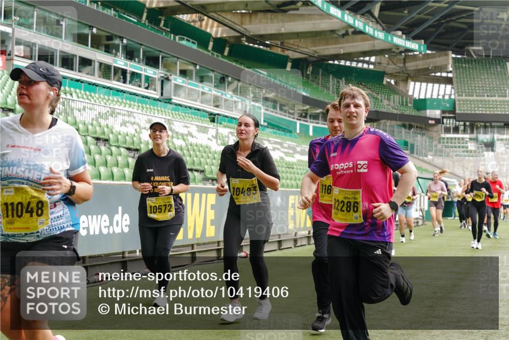 13.09.2026 - 21. swb-Marathon Bremen Michael Burmester http://msf.ph/oto/10419406 13.09.2026 10:43:37 Laufen im Stadion 10002, 10004, 10005, 10148, 10176, 10271, 10295, 10303, 10325, 10330, 10335, 10361, 10362, 10395, 10396, 10402, 10459, 10474, 10490, 10491, 10513, 10557, 10572, 10605, 10606, 10629, 10665, 10752, 10756, 10773, 10779, 10784, 10805, 10854, 10880, 10882, 10899, 10900, 10997, 10999, 11026, 11027, 11041, 11078, 11084, 11085, 11090, 11097, 11098, 11140, 11173, 11192, 11217, 11233, 11264, 11274, 11307, 11333, 11337, 11355, 11385, 11408, 11448, 11456, 11461, 11482 meine-sportfotos.de