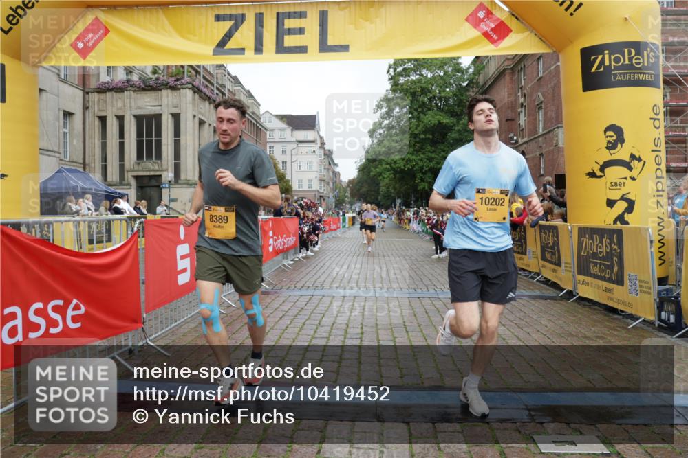 13.09.2026 - Kiel Lauf Yannick Fuchs http://msf.ph/oto/10419452 13.09.2026 09:41:02 Ziel 1593, 1787, 3883, 4137, 5039, 6299, 8389, 8493, 8636, 9726, 10202, 420, 1081, 1630, 2847, 3552, 6299, 6563, 7131, 7239, 7730, 8636, 9578, 10353, 11750, 11792, 12225, 1671, 1966, 9608, 10299, 10974, 11645, 11983, 2284, 2695, 3694, 4987 meine-sportfotos.de