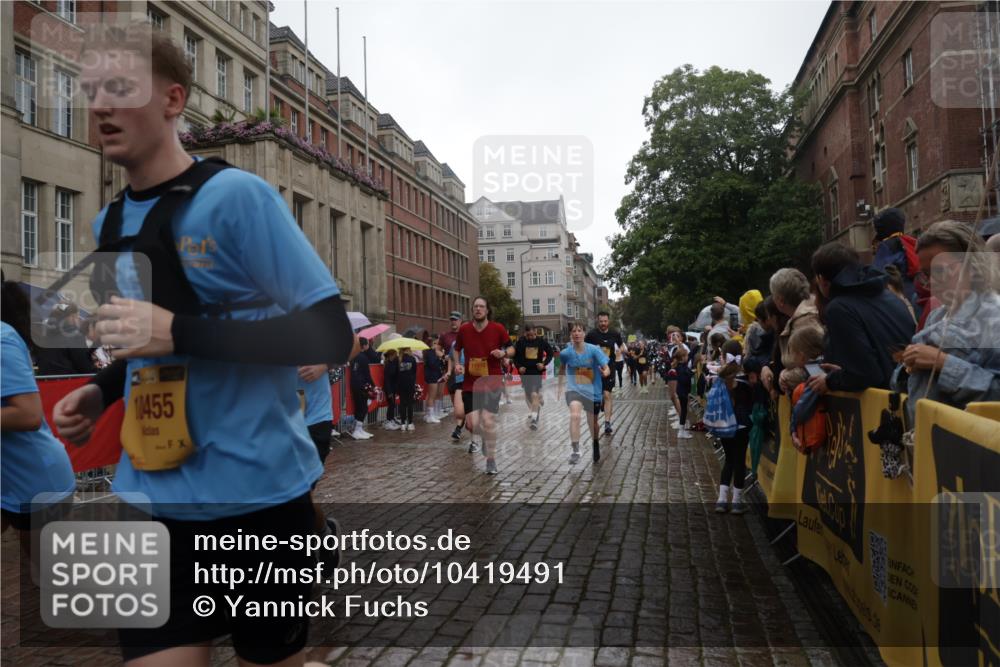 13.09.2026 - Kiel Lauf Yannick Fuchs http://msf.ph/oto/10419491 13.09.2026 10:51:42 Ziel 101, 201, 310, 1231, 1568, 1754, 1890, 2393, 2468, 2470, 2519, 2566, 2690, 2783, 3013, 3440, 4084, 4613, 4646, 4887, 5174, 5441, 6177, 6367, 6928, 7141, 7204, 7740, 8197, 8625, 8627, 9265, 10345, 10384, 10440, 11079, 11332, 11551, 12135, 12387, 12755, 238, 240, 251, 260, 386, 680, 901, 1758, 1804, 2035, 2247, 2519, 2672, 2803, 3029, 3751, 3873, 3879, 4040, 4205, 4258, 4259, 4271, 4619, 4646, 4939, 5525, 5735, 6663, 6865, 6928, 6948, 7043, 7914, 8373, 8464, 9007, 9030, 23 meine-sportfotos.de