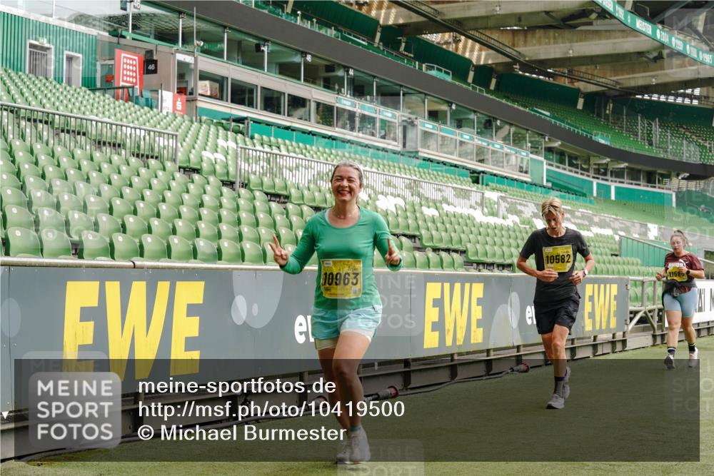 13.09.2026 - 21. swb-Marathon Bremen Michael Burmester http://msf.ph/oto/10419500 13.09.2026 10:43:40 Laufen im Stadion 10002, 10004, 10005, 10148, 10176, 10271, 10295, 10303, 10325, 10330, 10335, 10361, 10362, 10395, 10396, 10402, 10459, 10474, 10490, 10491, 10513, 10557, 10572, 10605, 10606, 10629, 10665, 10752, 10756, 10773, 10779, 10784, 10805, 10854, 10880, 10882, 10899, 10900, 10997, 10999, 11026, 11027, 11041, 11078, 11090, 11097, 11098, 11140, 11173, 11192, 11217, 11233, 11264, 11274, 11307, 11333, 11337, 11355, 11385, 11408, 11448, 11456, 11461, 11482, 11943, 12334 meine-sportfotos.de