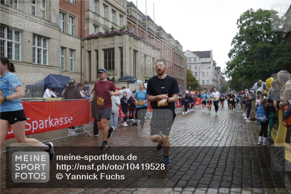 13.09.2026 - Kiel Lauf Yannick Fuchs http://msf.ph/oto/10419528 13.09.2026 10:51:44 Ziel 101, 201, 310, 826, 1231, 1568, 1600, 1754, 1890, 2393, 2468, 2470, 2566, 2783, 3013, 3440, 4084, 4613, 4887, 5174, 5441, 6177, 6287, 6367, 7141, 7204, 7740, 8108, 8197, 8625, 8627, 9265, 10345, 10440, 11079, 11332, 11551, 12135, 12387, 12755, 238, 240, 251, 260, 680, 901, 1804, 2035, 2247, 2519, 2672, 2690, 2803, 3029, 3440, 3751, 3873, 3879, 4040, 4205, 4271, 4613, 4619, 4646, 4939, 5441, 5525, 5735, 6663, 6865, 6928, 6948, 7043, 7914, 8373, 9007, 9030, 23 meine-sportfotos.de