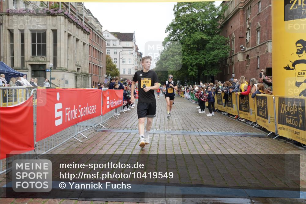 13.09.2026 - Kiel Lauf Yannick Fuchs http://msf.ph/oto/10419549 13.09.2026 09:41:07 Ziel 1593, 1787, 3883, 4137, 8389, 9608, 10202, 10974, 420, 1630, 1787, 3552, 5039, 6299, 6563, 7131, 7239, 7730, 8493, 8636, 9578, 9726, 10353, 11750, 11792, 12225, 1671, 1966, 4068, 9110, 10299, 11645, 11983, 12166, 1081, 2695, 2847, 3694, 7239, 11750 meine-sportfotos.de