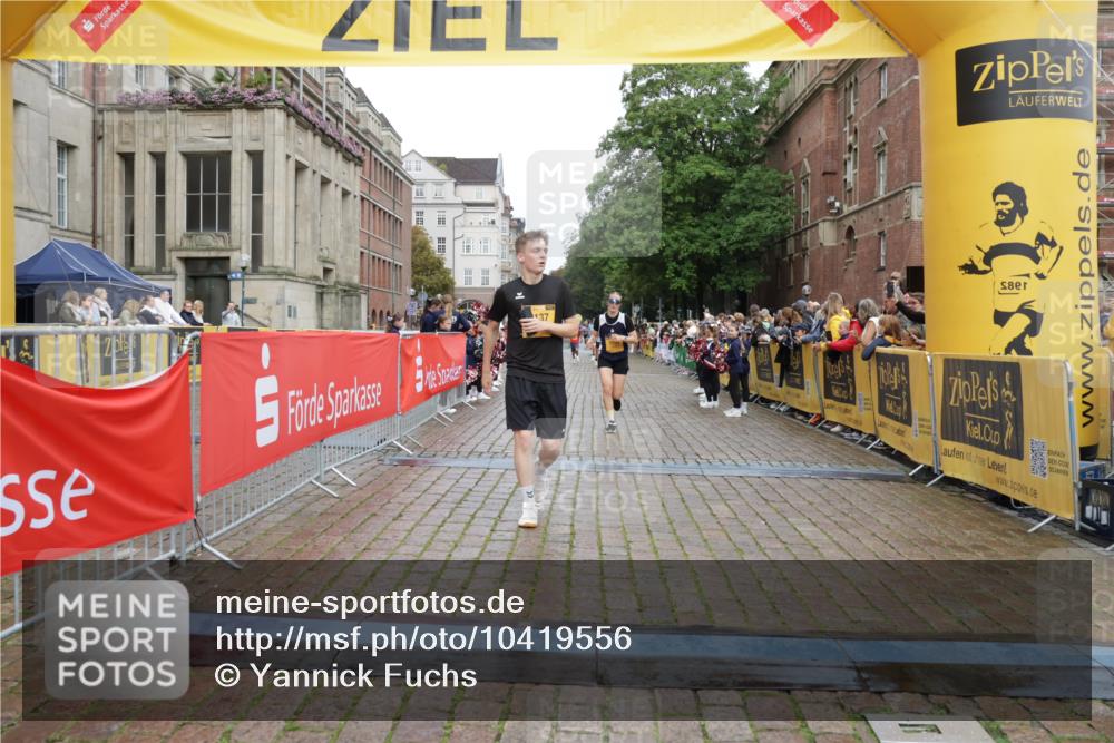 13.09.2026 - Kiel Lauf Yannick Fuchs http://msf.ph/oto/10419556 13.09.2026 09:41:08 Ziel 1593, 3883, 4137, 8389, 9608, 10202, 10299, 10974, 420, 1630, 1787, 3552, 5039, 6299, 6563, 7131, 7730, 8493, 8636, 9578, 9726, 10353, 11750, 11792, 12225, 1671, 1966, 4068, 9110, 11645, 11983, 12166, 1081, 2847, 3694, 7239, 11750 meine-sportfotos.de