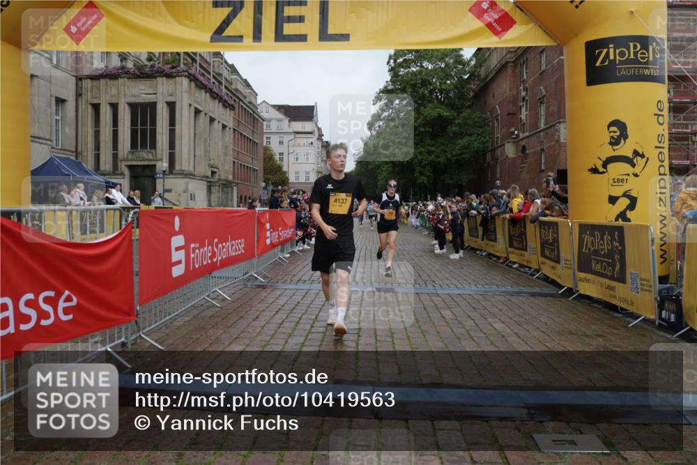 13.09.2026 - Kiel Lauf Yannick Fuchs http://msf.ph/oto/10419563 13.09.2026 09:41:08 Ziel 1593, 3883, 4137, 8389, 9608, 10202, 10299, 10974, 420, 1630, 1787, 3552, 5039, 6299, 6563, 7131, 7730, 8493, 8636, 9578, 9726, 10353, 11750, 11792, 12225, 1671, 1966, 4068, 9110, 11645, 11983, 12166, 1081, 2847, 3694, 7239, 11750 meine-sportfotos.de