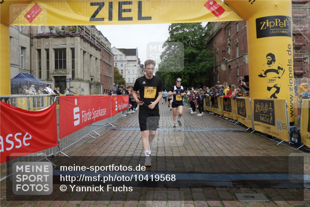 13.09.2026 - Kiel Lauf Yannick Fuchs http://msf.ph/oto/10419568 13.09.2026 09:41:08 Ziel 1593, 3883, 4137, 8389, 9608, 10202, 10299, 10974, 420, 1630, 1787, 3552, 5039, 6299, 6563, 7131, 7730, 8493, 8636, 9578, 9726, 10353, 11750, 11792, 12225, 1671, 1966, 4068, 9110, 11645, 11983, 12166, 1081, 2847, 3694, 7239, 11750 meine-sportfotos.de