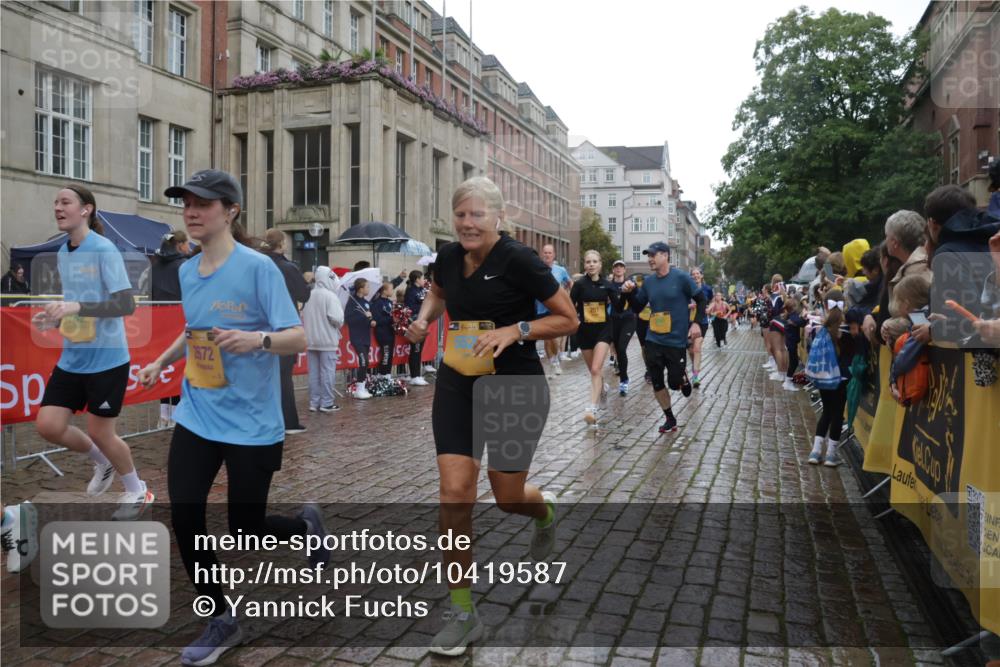 13.09.2026 - Kiel Lauf Yannick Fuchs http://msf.ph/oto/10419587 13.09.2026 10:51:49 Ziel 201, 310, 826, 1231, 1568, 1591, 1600, 1754, 2404, 2468, 2470, 2566, 2783, 3013, 3956, 4084, 4175, 4476, 4887, 5174, 5317, 5866, 6287, 6349, 6367, 7204, 7740, 8108, 8197, 8413, 8625, 8627, 9265, 10241, 10345, 10689, 11332, 11551, 12135, 12387, 12755, 101, 238, 240, 251, 260, 680, 901, 1754, 1804, 1890, 2035, 2393, 2519, 2672, 2690, 2803, 3029, 3440, 3751, 3879, 4040, 4205, 4613, 4619, 4646, 4939, 5441, 5525, 5735, 6177, 6663, 6865, 6928, 6948, 7043, 7914, 8373, 9030, 23, 238 meine-sportfotos.de