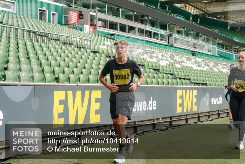 13.09.2026 - 21. swb-Marathon Bremen Michael Burmester http://msf.ph/oto/10419614 13.09.2026 10:43:42 Laufen im Stadion 10002, 10004, 10005, 10148, 10176, 10271, 10295, 10303, 10325, 10330, 10335, 10361, 10362, 10402, 10459, 10474, 10490, 10491, 10513, 10557, 10572, 10605, 10606, 10629, 10665, 10752, 10756, 10773, 10779, 10784, 10805, 10854, 10880, 10882, 10899, 10900, 10997, 10999, 11026, 11027, 11041, 11078, 11090, 11097, 11098, 11140, 11173, 11192, 11217, 11233, 11264, 11274, 11307, 11333, 11337, 11355, 11385, 11408, 11448, 11456, 11461, 11482, 11943, 12334 meine-sportfotos.de