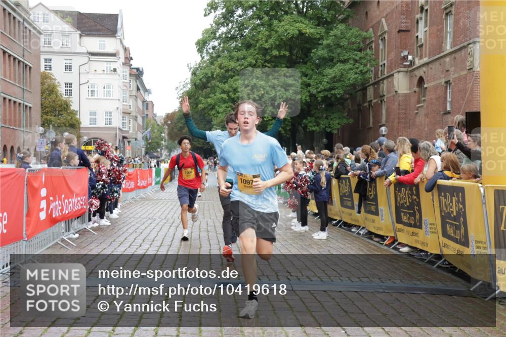 13.09.2026 - Kiel Lauf Yannick Fuchs http://msf.ph/oto/10419618 13.09.2026 09:41:14 Ziel 1593, 1671, 1966, 4137, 9608, 10299, 10974, 11983, 420, 1630, 1787, 3552, 3883, 5039, 6299, 8389, 8493, 8636, 9578, 9726, 10202, 10353, 11792, 12225, 4068, 4315, 9110, 9771, 11106, 11645, 12166, 420, 3552, 6563, 7131, 7239, 7730, 11750, 12225 meine-sportfotos.de
