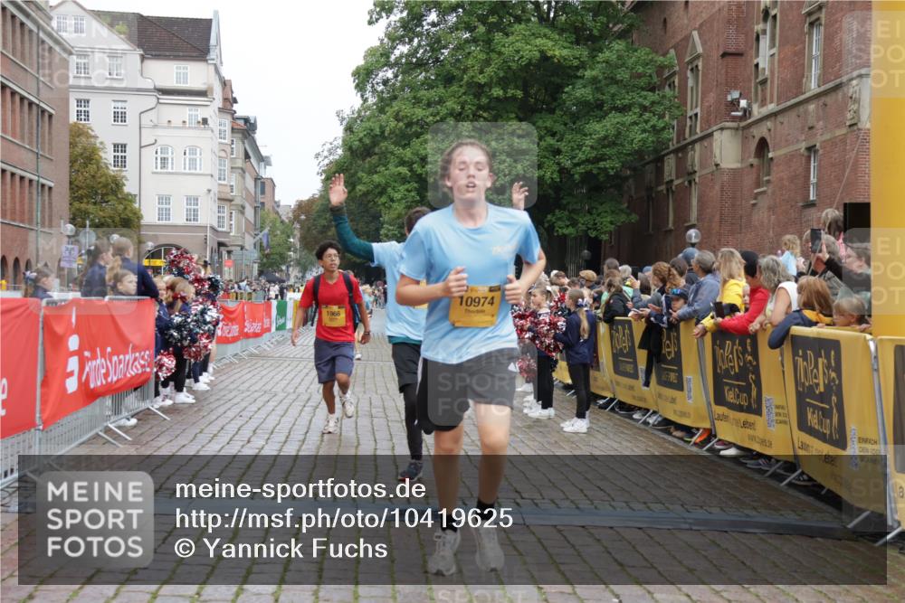 13.09.2026 - Kiel Lauf Yannick Fuchs http://msf.ph/oto/10419625 13.09.2026 09:41:14 Ziel 1593, 1671, 1966, 4137, 9608, 10299, 10974, 11983, 420, 1630, 1787, 3552, 3883, 5039, 6299, 8389, 8493, 8636, 9578, 9726, 10202, 10353, 11792, 12225, 4068, 4315, 9110, 9771, 11106, 11645, 12166, 420, 3552, 6563, 7131, 7239, 7730, 11750, 12225 meine-sportfotos.de